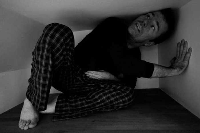 Klostrofobi Nedir? Nedenleri, Belirtileri ve Tedavisi Nelerdir?