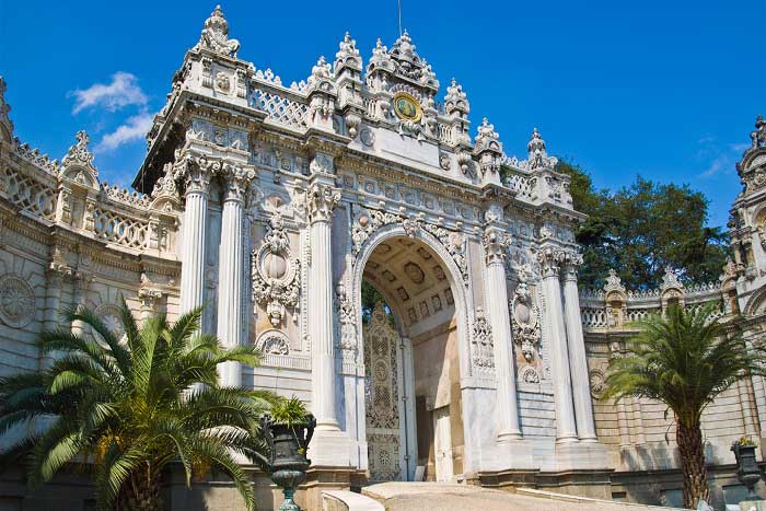 Dolmabahçe Sarayı Hakkında Bilgiler; Nerededir, Mimarisi ve Tarihçesi
