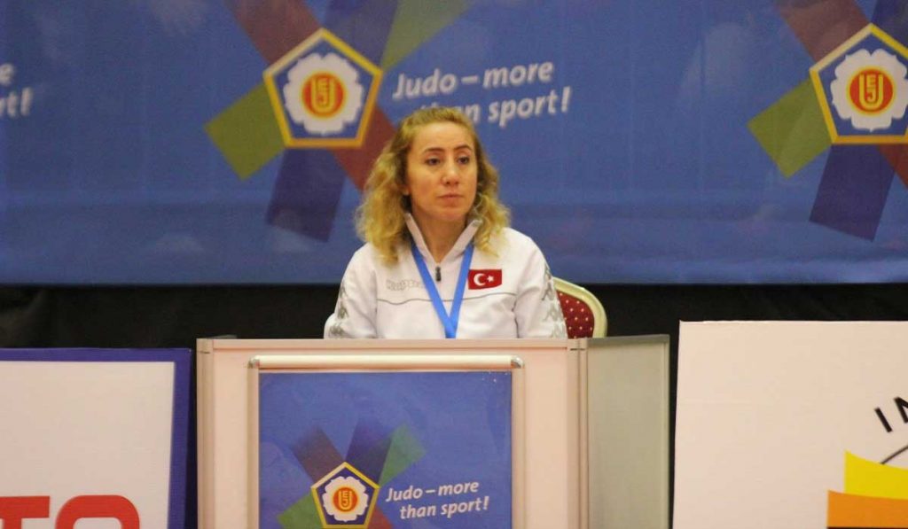 Hülya Şenyurt Kimdir? Hayatı ve Ödülleri