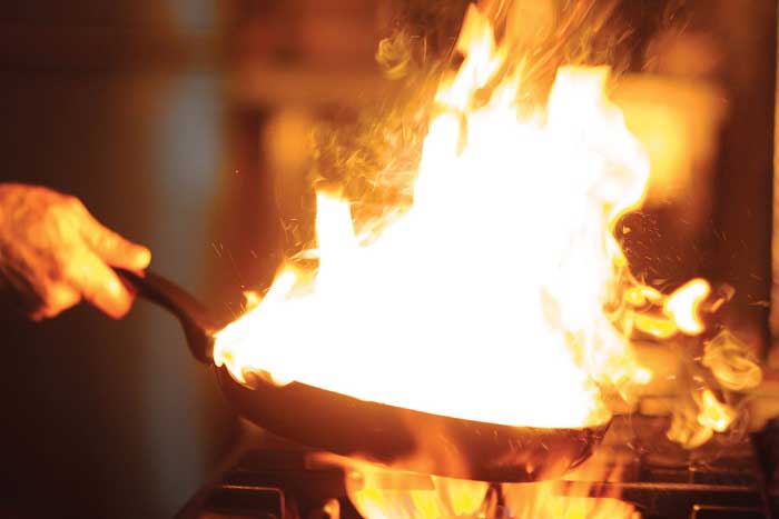 Yanan (Alev Alan) Yağ Tenceresi Nasıl Söndürülür?