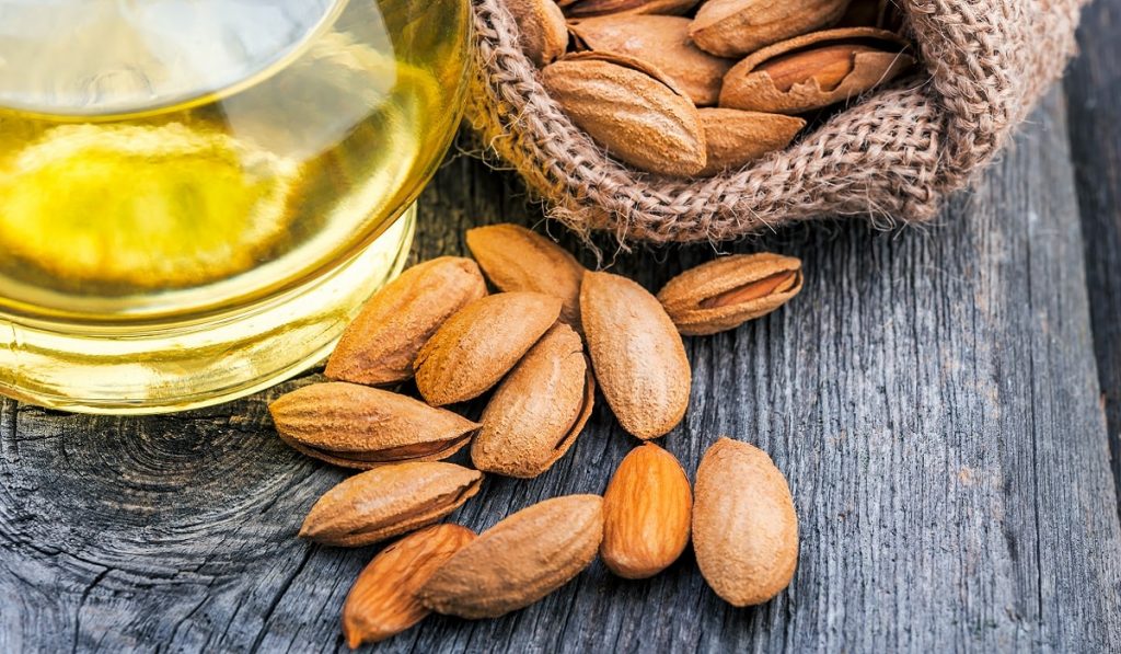 Badem Yağı Nedir? Nasıl Kullanılır? Faydaları ve Yan Etkileri Nelerdir?